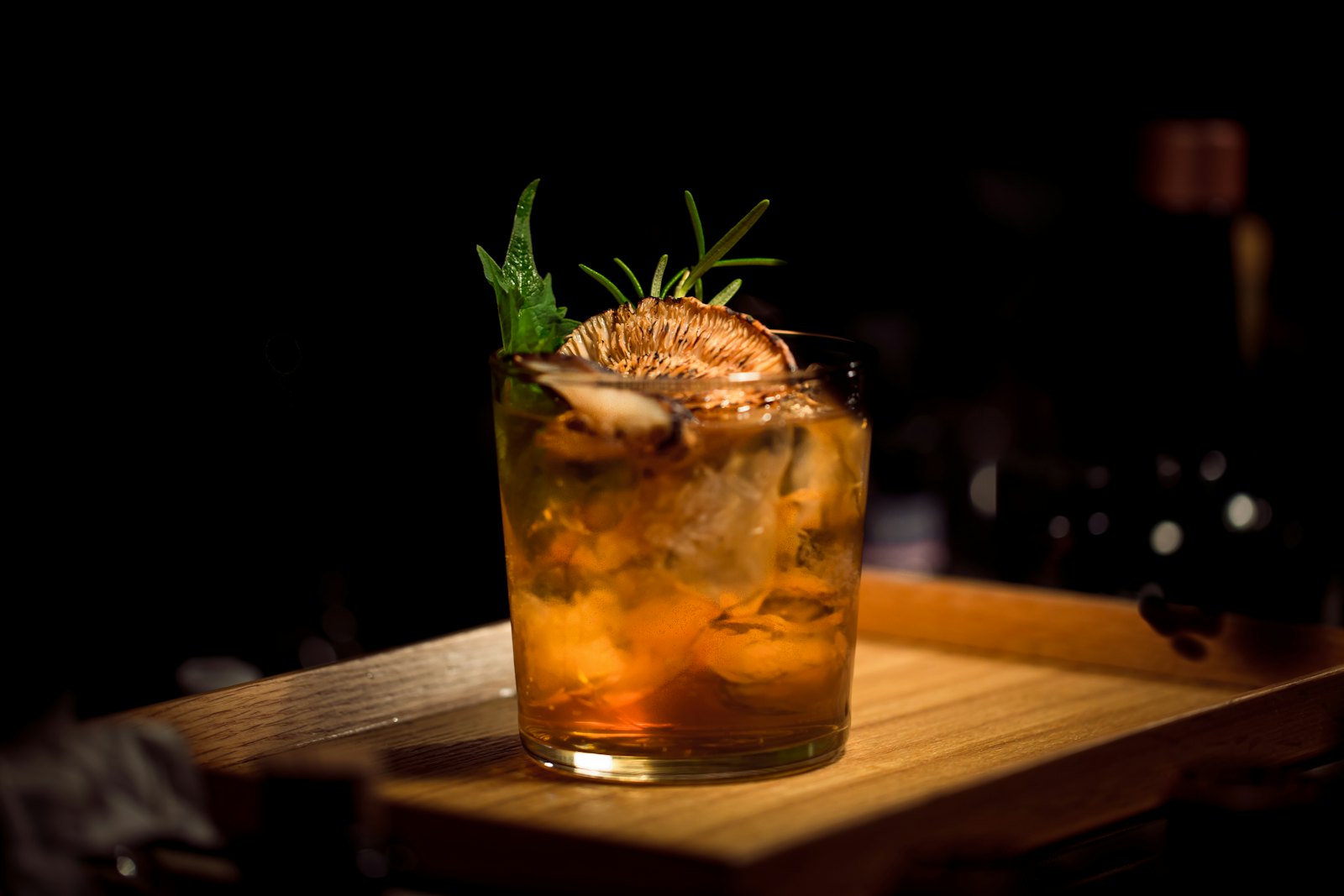 Cocktail mit Eis und Zitronenzeste — die Bar im Sommer