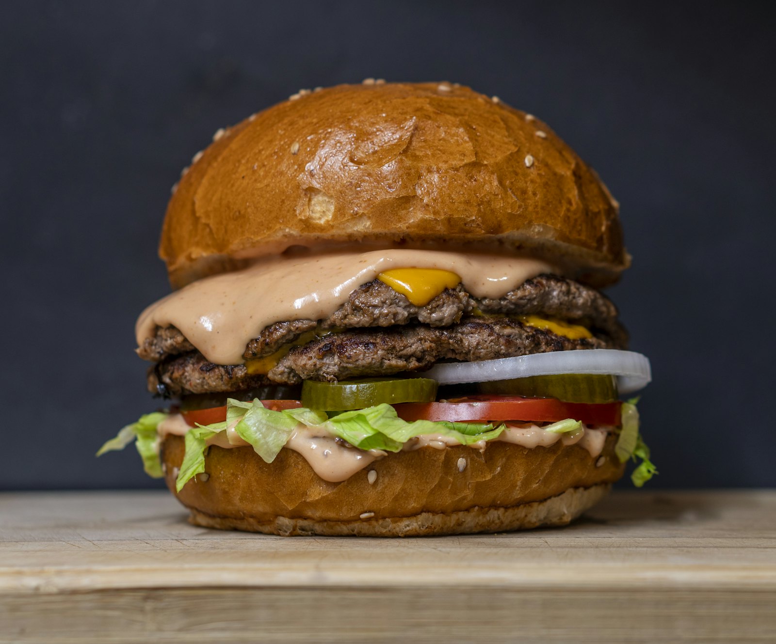 Burger mit Brioche-Bun und Pommes — frisch vom Grill